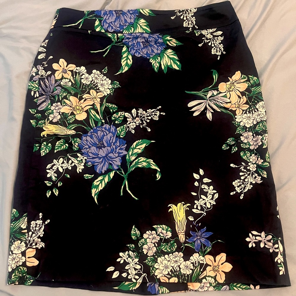 Ann Taylor Mid length Pencil skirt - Perfect for work